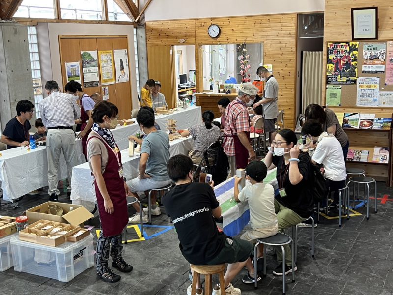 ビー玉タワー作り風景